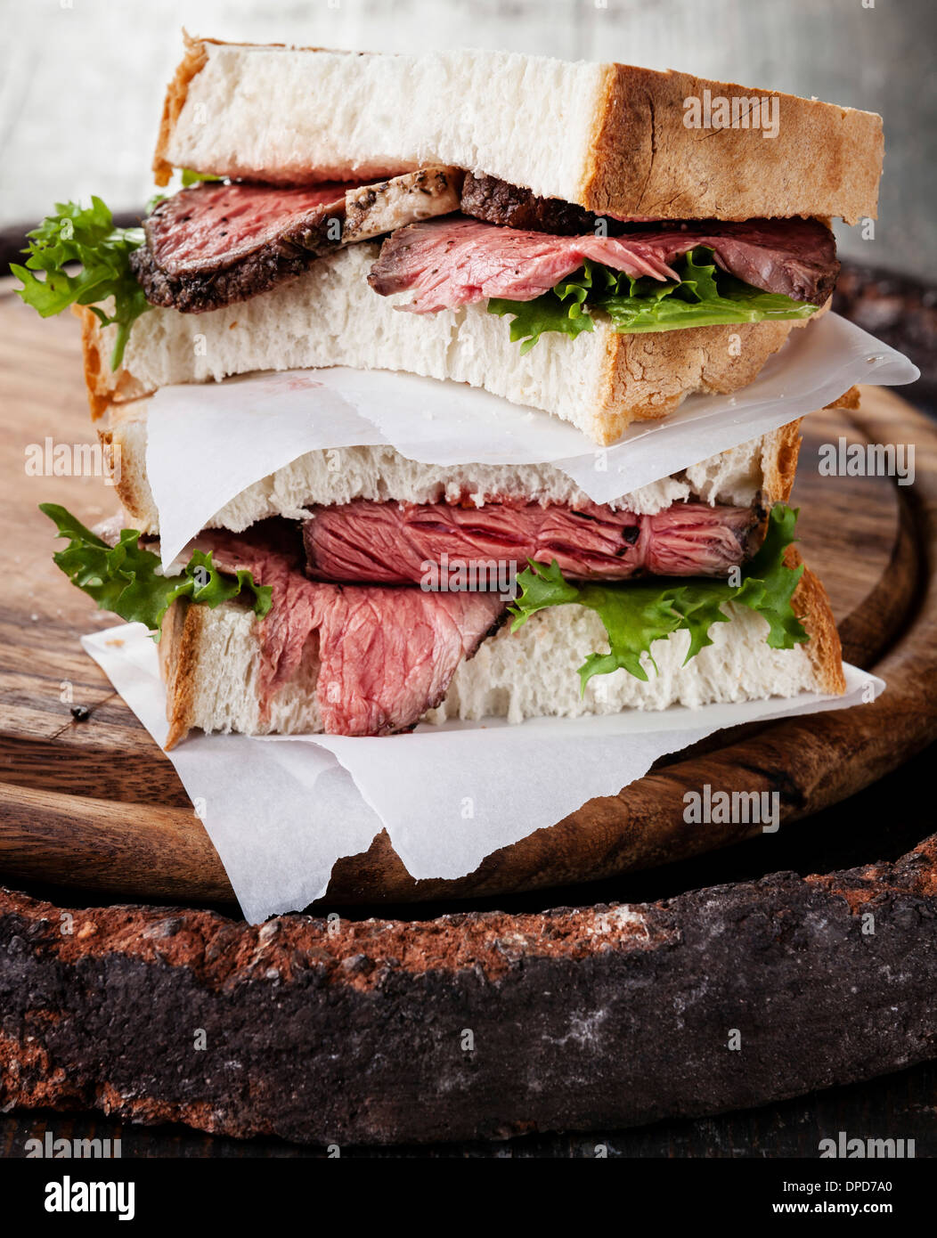 Roastbeef-Sandwich mit Salat Stockfoto