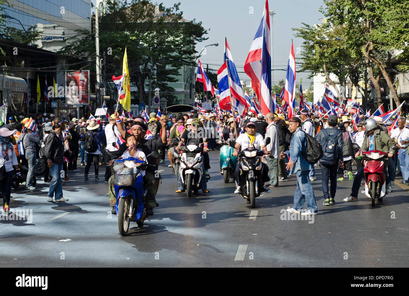 Bangkok, Thailand.13th Januar 2014.Anti-Regierungs-Demonstranten marschieren Trog die Straßen von Bangkok.Tens von Tausenden von thailändischen Opposition Demonstranten besetzten Hauptstraßen im Zentrum von Bangkok am Montag in einem versuchten "Herunterfahren" des Kapitals, die Regierung von Yingluck Shinawatra zu verdrängen. Stockfoto