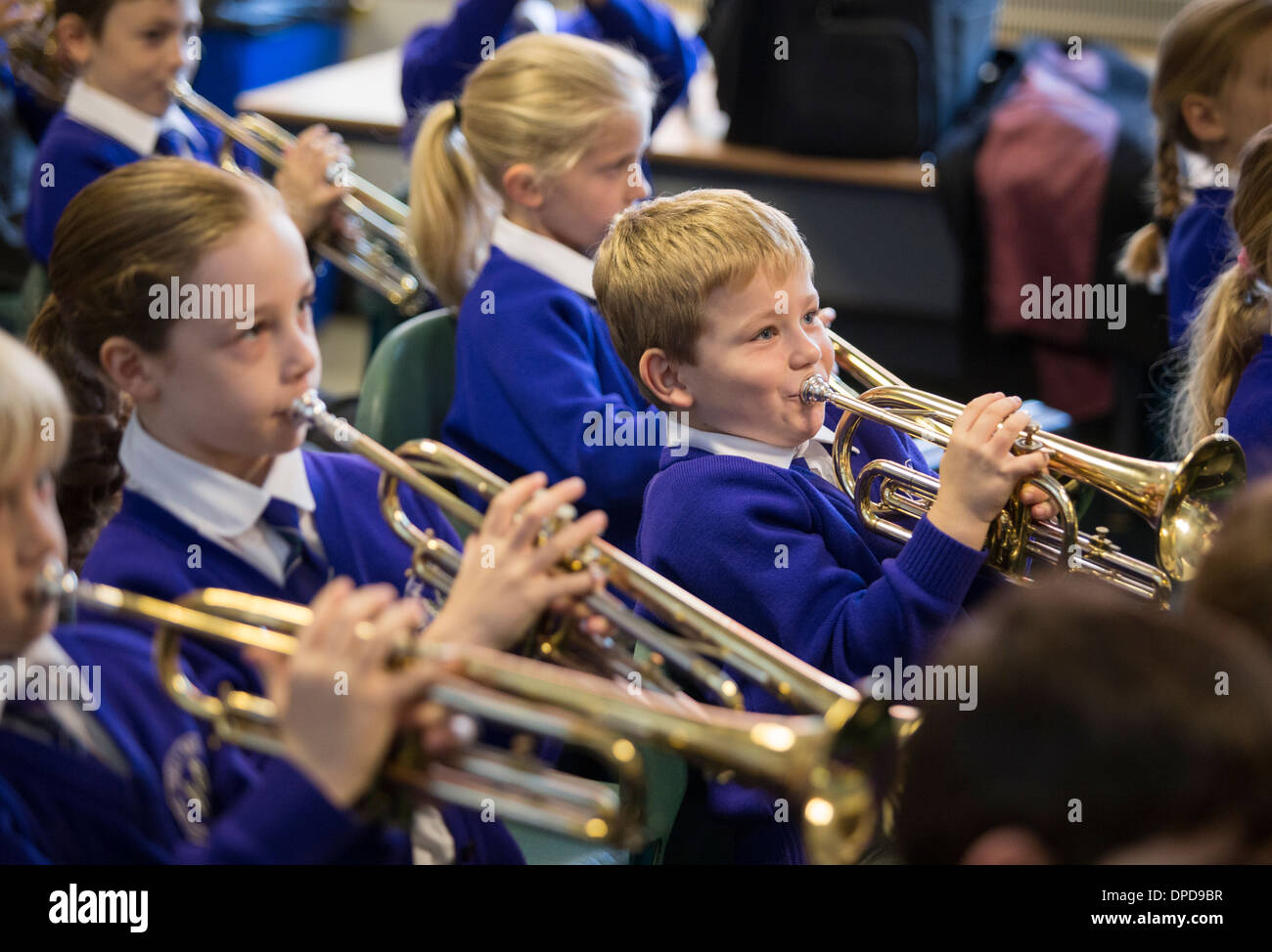 Eine Trompete Unterricht an einer Grundschule in Großbritannien Stockfoto