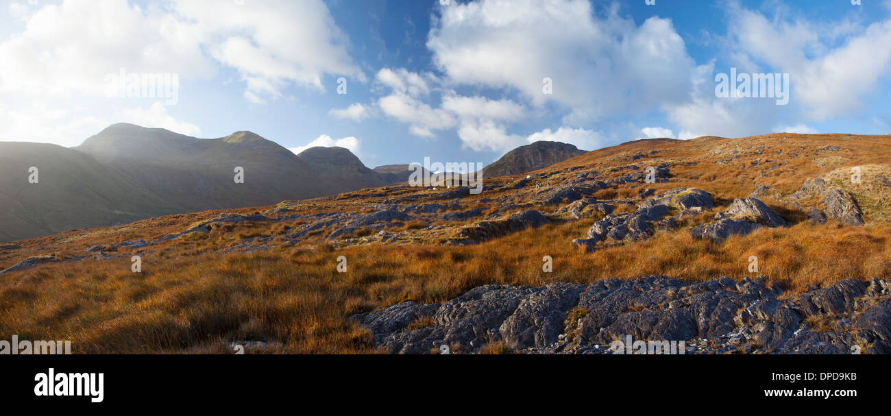 Blick über Glencorbet, die Twelve Bens, Connemara, Co. Galway, Irland. Stockfoto