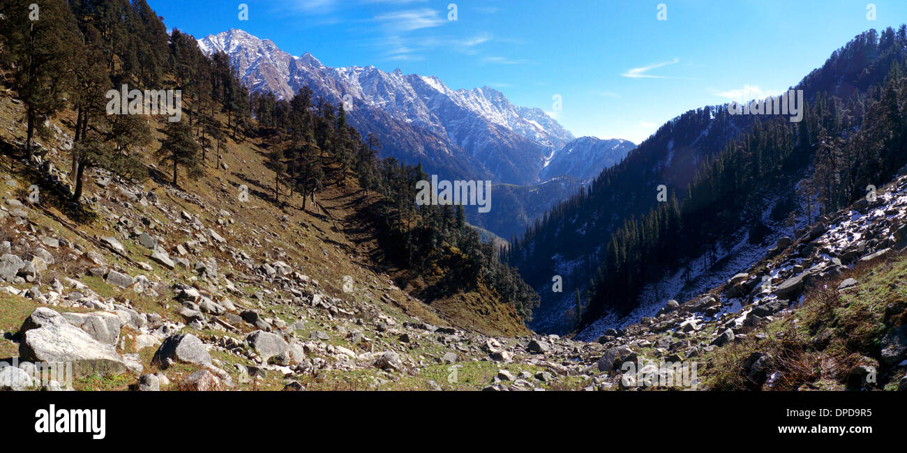 Rhella Talblick - Route von Col über Kareri Lake Valley führt zu Bhaga, Nr. Mcleodganj, Himachal Pradesh, N. Indien. Stockfoto