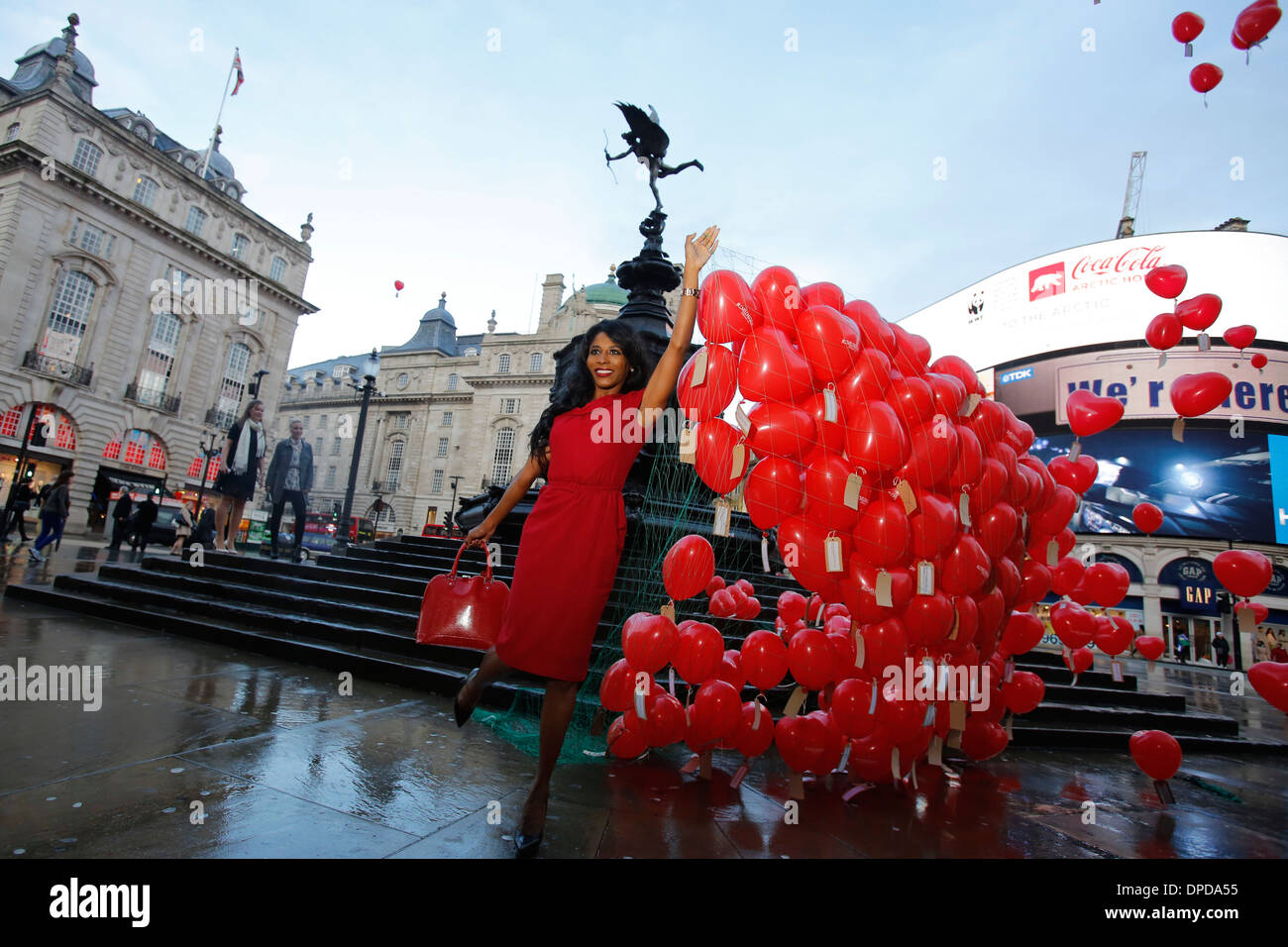 Britisch-amerikanischer Sänger Sinitta Posen mit roten Luftballons für ein Foto während einer Liebe London Valentinstag Valentinstag Stockfoto