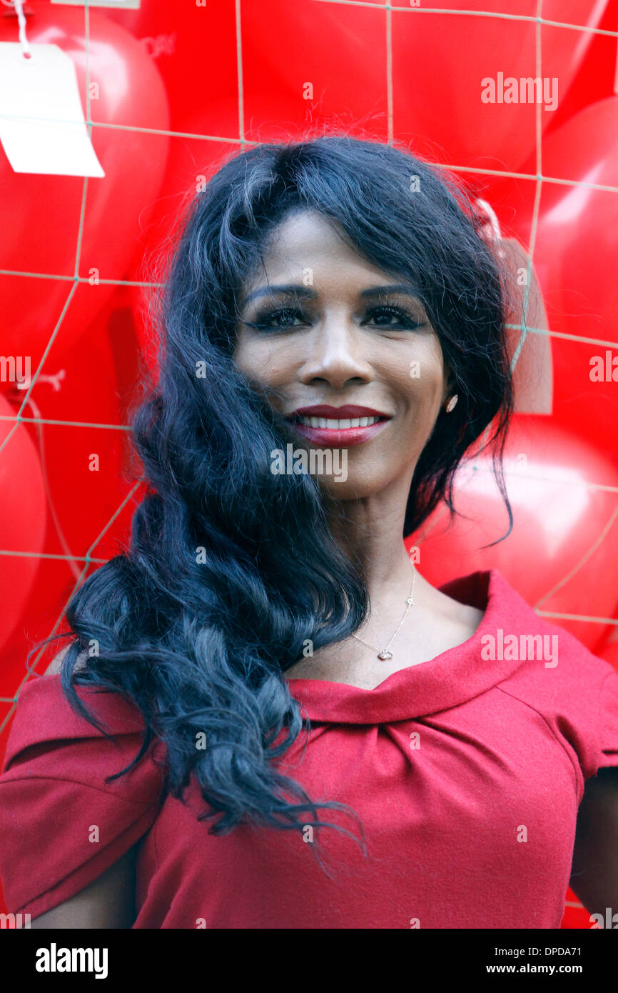Britisch-amerikanischer Sänger Sinitta Posen mit roten Luftballons für ein Foto während einer Liebe London Valentinstag Valentinstag Stockfoto