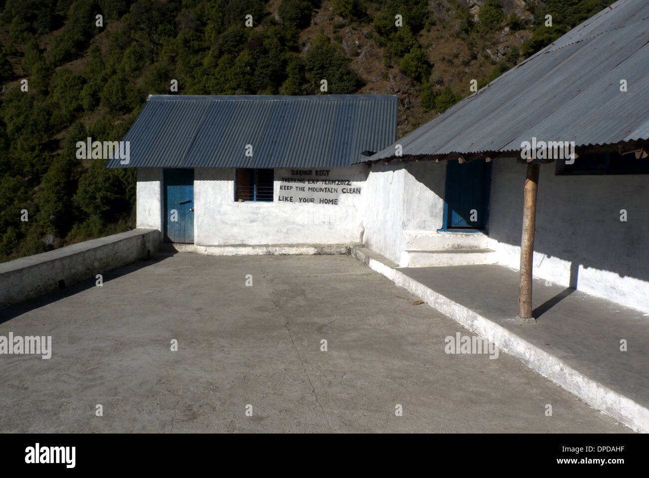 Pilger-Berghütte für Shiva Wallfahrten von Gaddi PeopleBhaga, Nr. Mcleodganj, Himachal Pradesh, N. Indien renoviert. Stockfoto