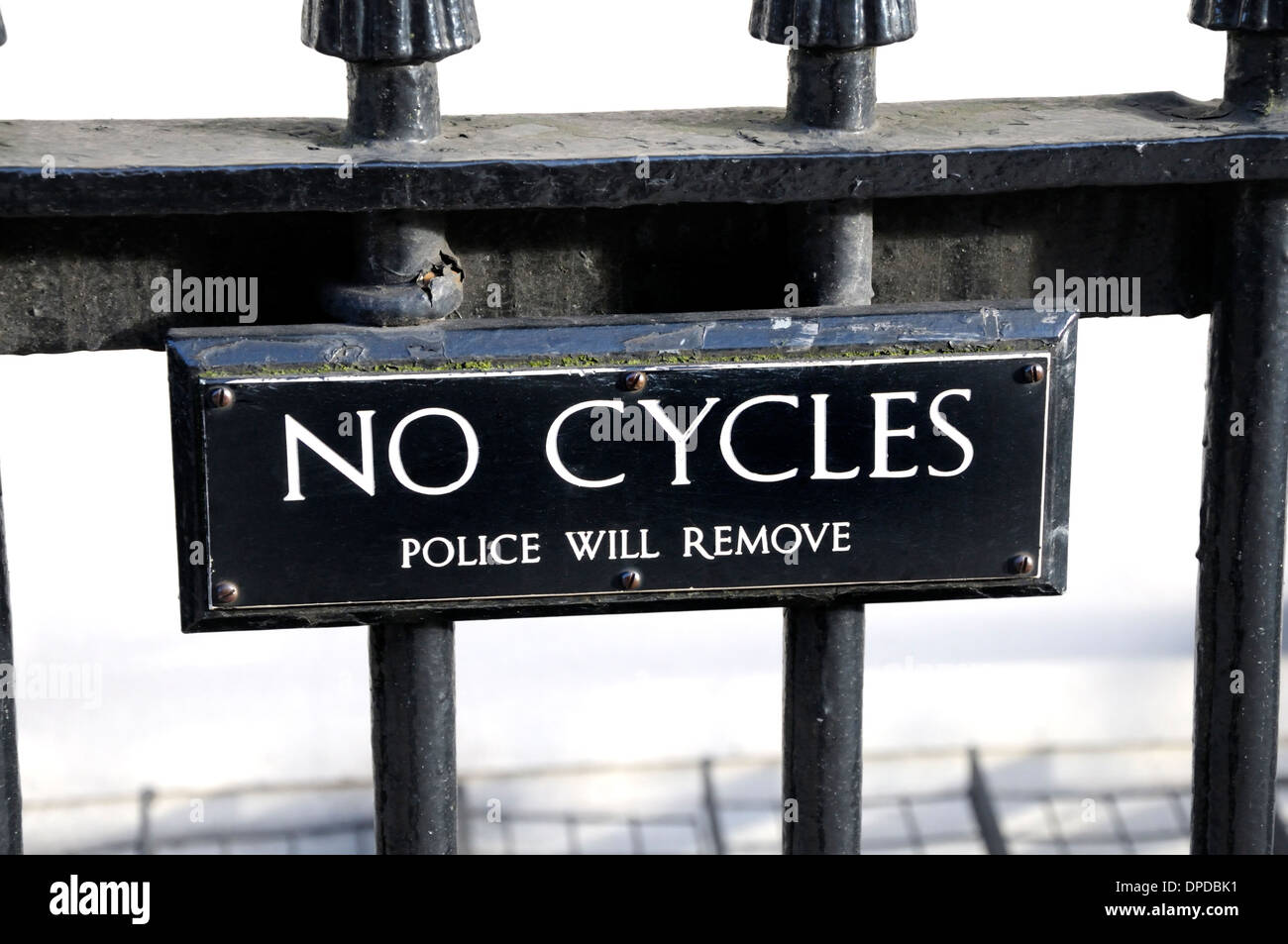 London, England, Vereinigtes Königreich. Melden Sie auf Geländer in Whitehall "No Zyklen wird Polizei entfernen" Stockfoto