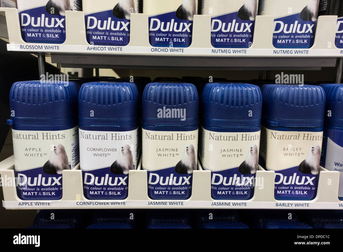 Dulux Tester Töpfe auf dem Display an Homebase Baumarkt, UK Stockfoto