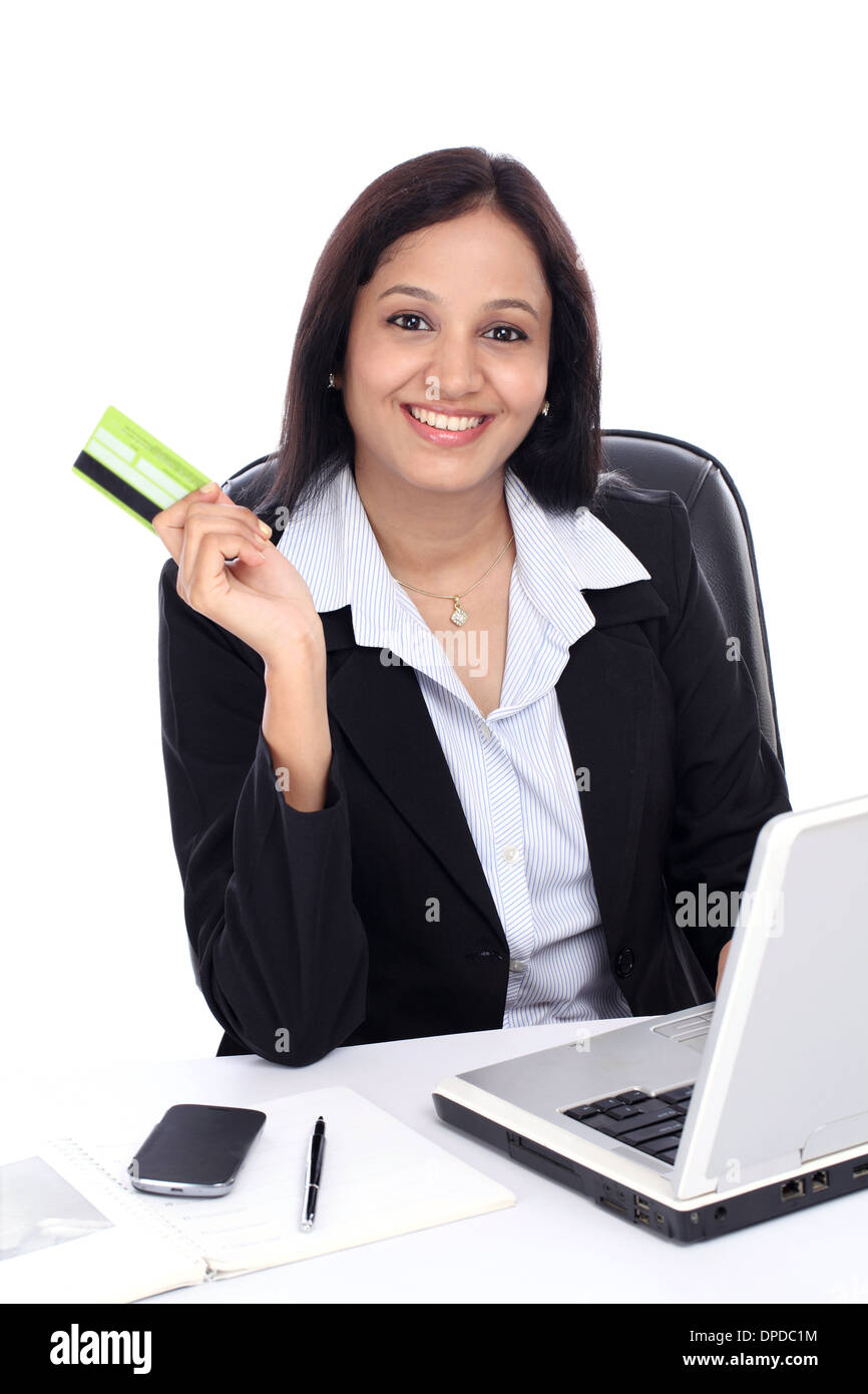 Glückliche junge Geschäftsfrau, die Online-Einkäufen gegen weiß Stockfoto