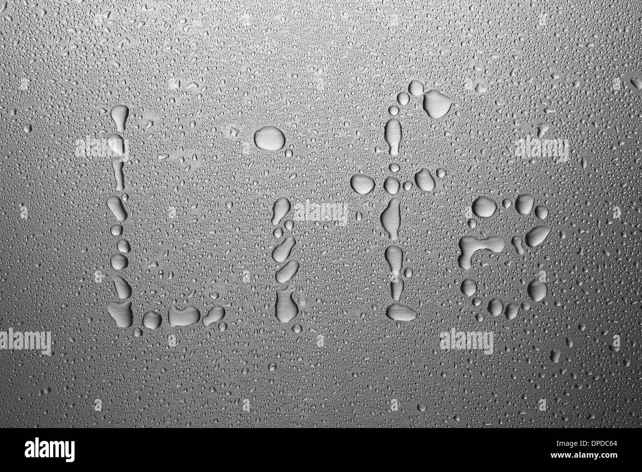 Wassertropfen auf Blech, bilden Wort Leben Stockfoto
