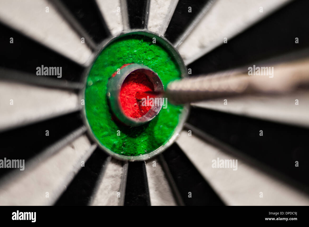 Ein Pfeil im Auge des Bullen einer Dartscheibe Stockfoto