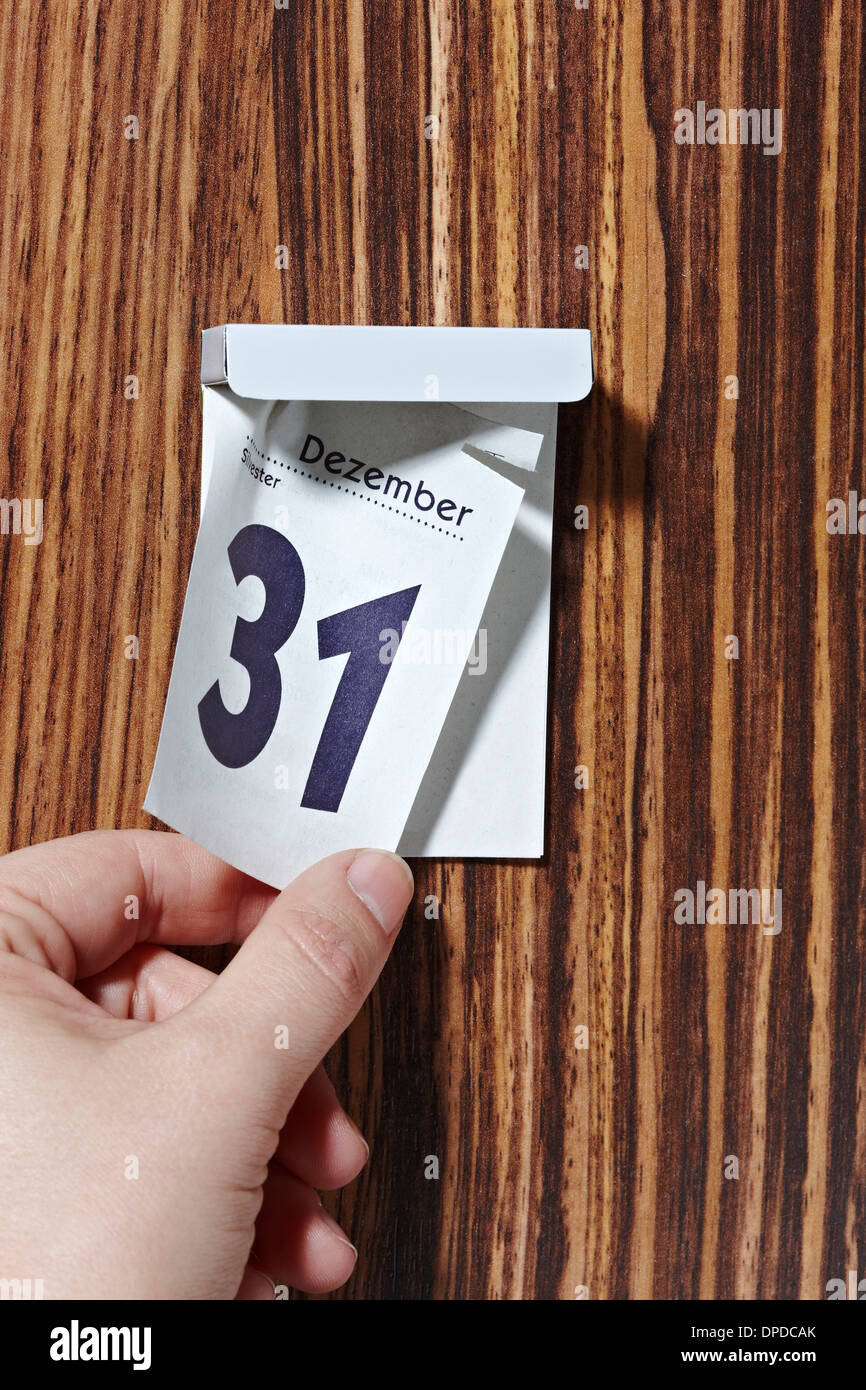 Hand abreißen Kalenderblatt des 31. Dezember Stockfoto