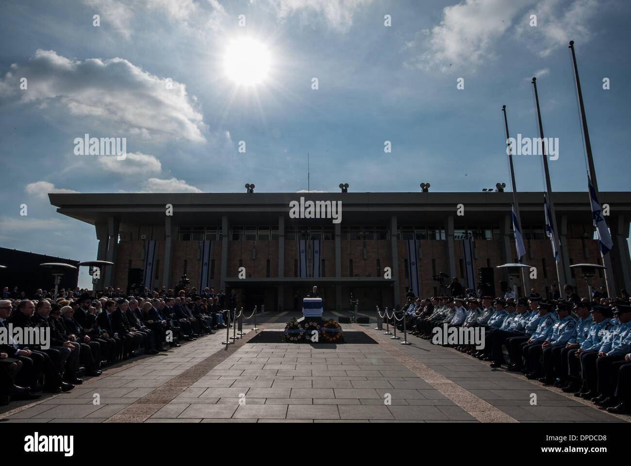 (140113)--JERUSALEM, 13. Januar 2014 (Xinhua)--US-Vizepräsident Joe Biden befasst sich mit eine Zustand-Gedenkfeier des ehemaligen israelischen Premierministers Ariel Sharon an der israelischen Knesset (Parlament) in Jerusalem, am 13. Januar 2014. Die staatliche Trauerfeier fand hier am Montag besuchte US-Vizepräsident Joe Biden, ehemalige britische Premierminister Tony Blair und Quartett Vertreter ect. Ehemaligen israelischen Ministerpräsidenten Ariel Sharon, eine umstrittene Abbildung, die den Kurs des Nahen Ostens verändert starb in einem Krankenhaus in der Nähe von Tel Aviv in Zentral-Israel am Samstag im Alter von 85. (Xinhua/Li Rui Stockfoto