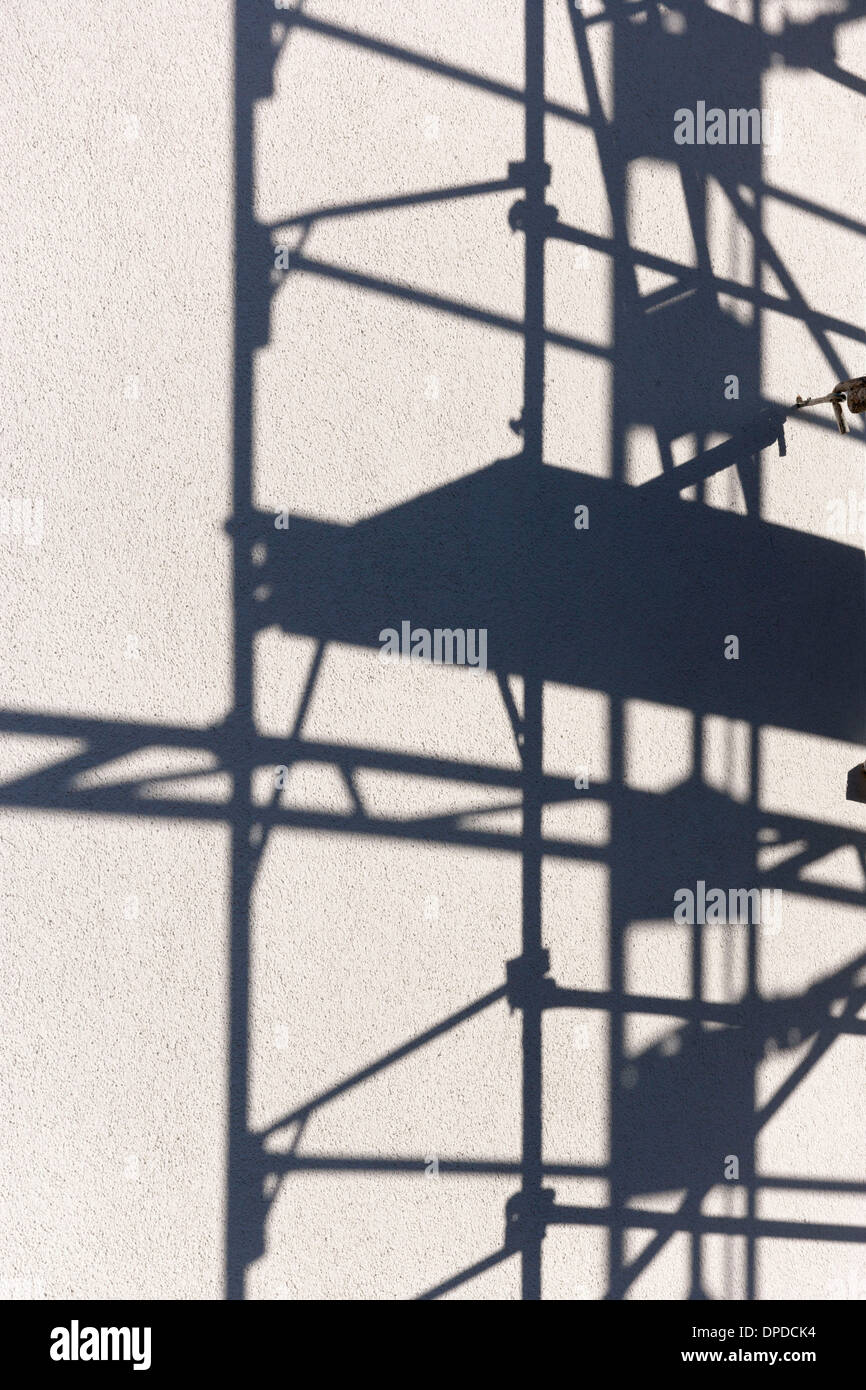 Deutschland, Bayern, München, Schatten von einem Gerüst an der Fassade Stockfoto