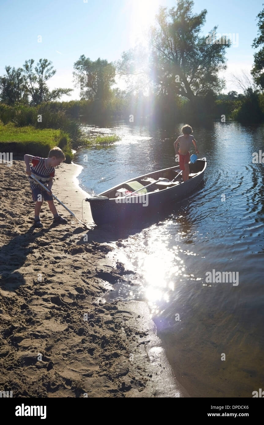 Deutschland, Brandenburg, Jungs mit Paddel Boot an Spree Stockfoto