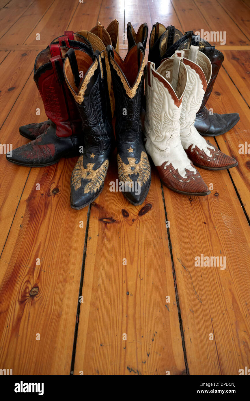 Deutschland, Berlin, Cowboy-Stiefel auf Holzboden Stockfotografie - Alamy