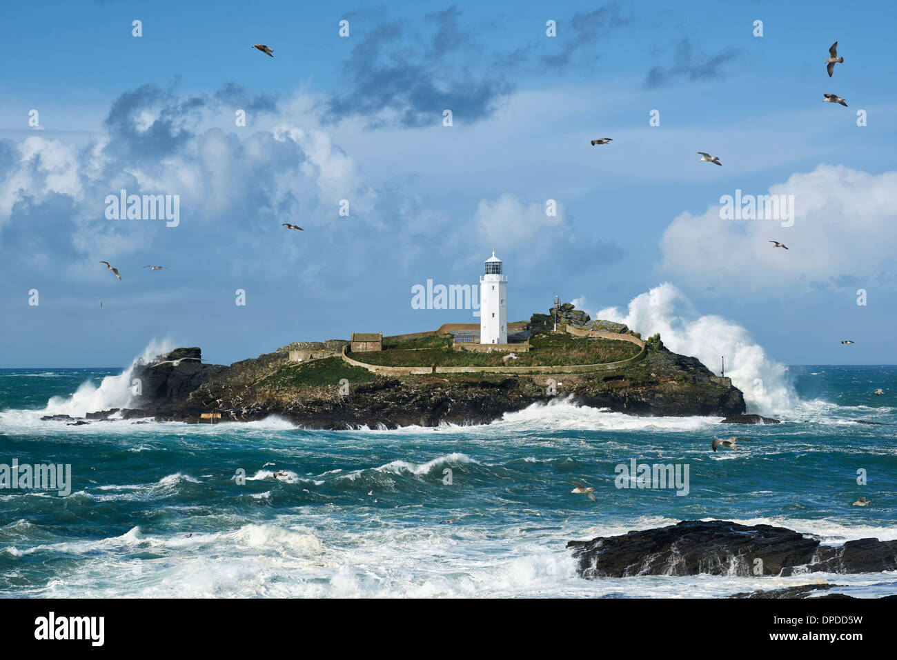 Riesige Wellen schlagen Godrevy Insel in Cornwall, nachdem der Sturm den Spitznamen "St. Jude" Stockfoto