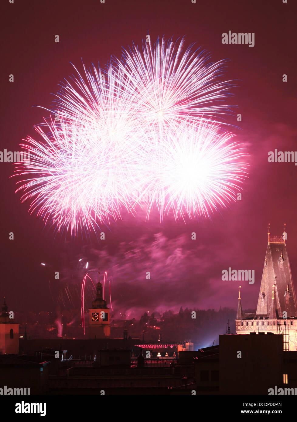 Tschechische Republik, Prag - Silvester Feuerwerk über der Altstadt. Stockfoto