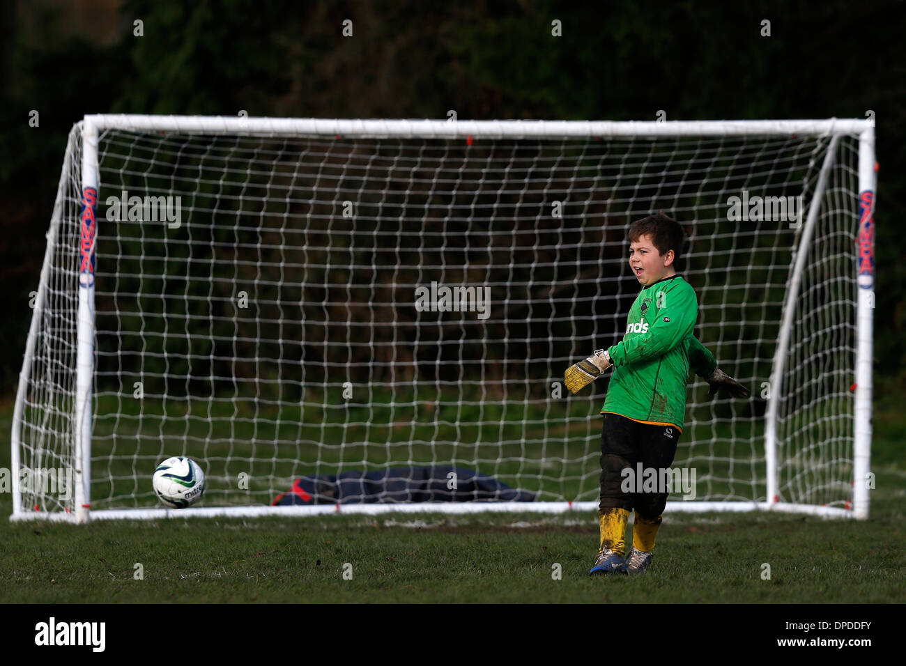 Hartley Wintney Falken junior Football Team (gelb) spielen Curley Park Rangers in einem Jugendfußball in Hampshire 14.12.13 übereinstimmen Stockfoto