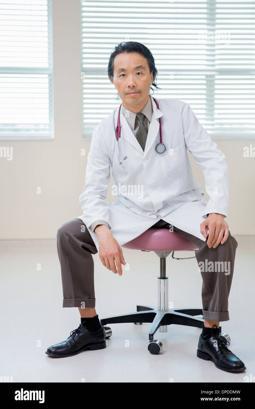 Krebsspezialist sitzen auf Stuhl im Krankenzimmer Stockfoto