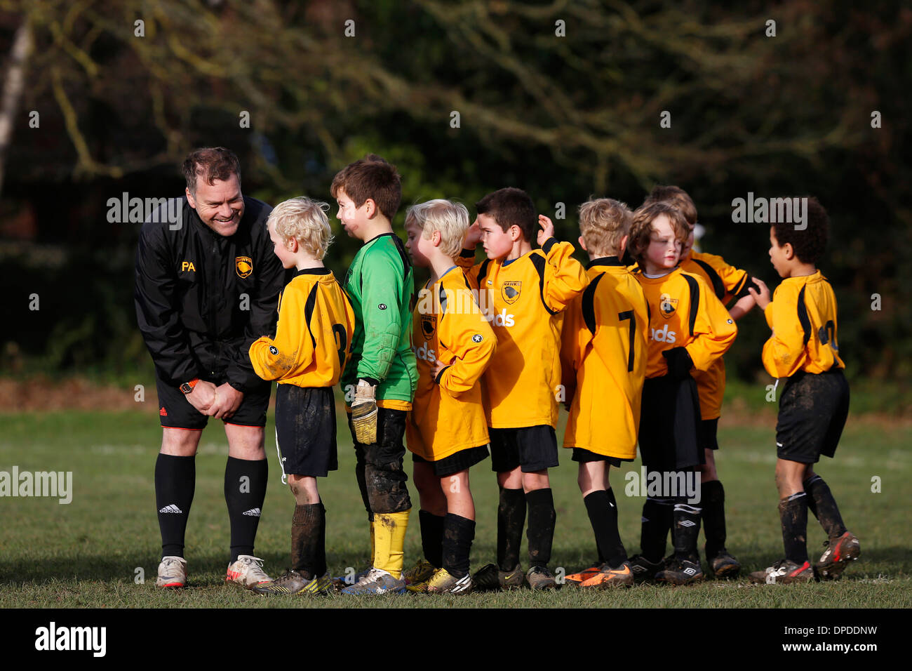 Hartley Wintney Falken junior Football Team (gelb) spielen Curley Park Rangers in einem Jugendfußball in Hampshire 14.12.13 übereinstimmen Stockfoto