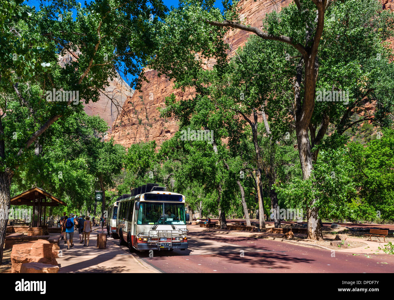 Touristen steigen Sie den Shuttle-Bus an der Grotte, Zion Canyon, Zion Nationalpark, Utah, USA Stockfoto