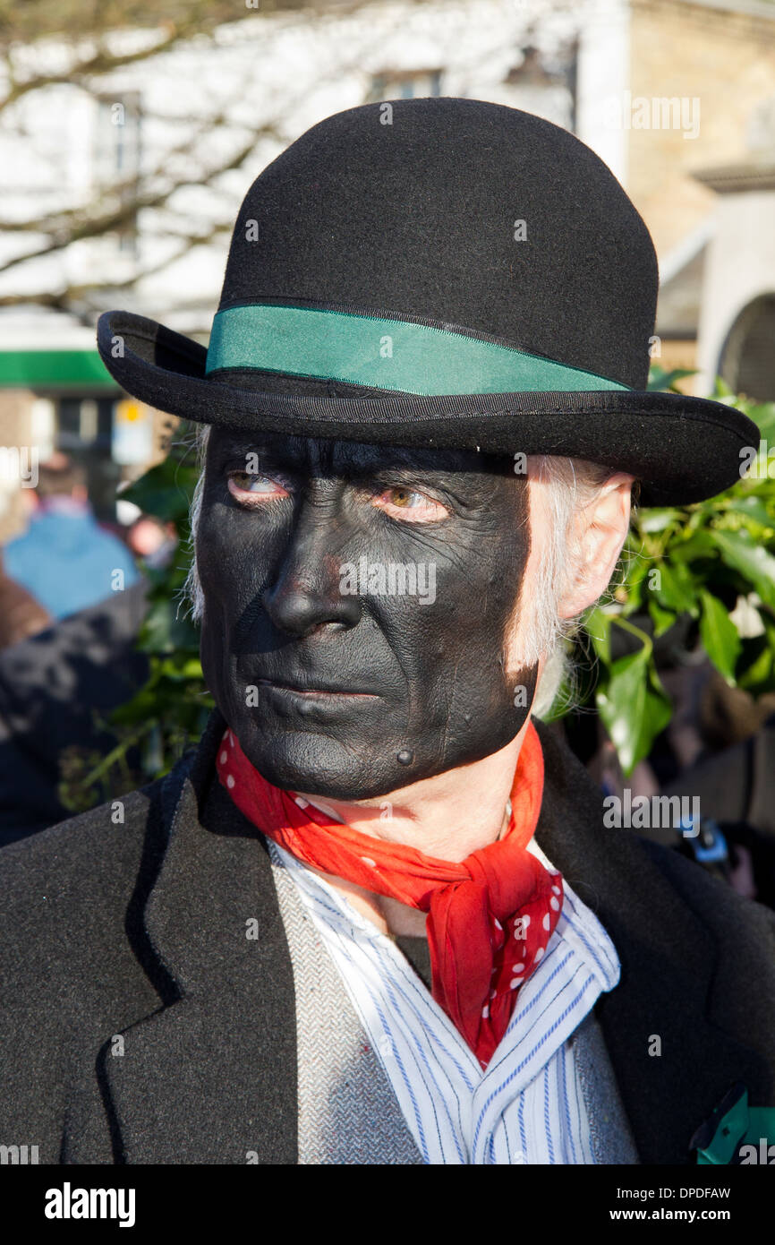 Schwarz konfrontiert Morris Tänzer bei The Whittlesey Stroh tragen Festival 2014 Stockfoto