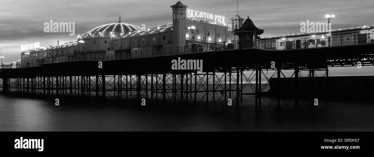Abenddämmerung Farben über Brighton Palace Pier, Brighton City, Brighton & Hove, Sussex County, England, UK Stockfoto
