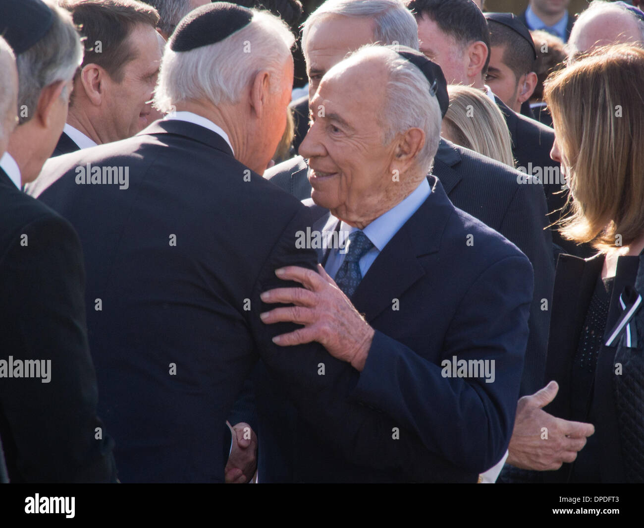 Israels Präsident Shimon Peres, Austausch umarmt mit US-Vizepräsident Joe Biden, an einen Staat Gedenkfeier für ehemalige Premierminister Ariel Sharon an der Knesset-Plaza. Jerusalem, Israel. 13. Januar 2014.  Eine staatliche Gedenkfeier fand in der Knesset für ehemalige PM Ariel Sharon. Staatspräsident Peres, PM Netanyahu, Knesset Lautsprecher Edelstein, uns Vice President Biden und ehemalige britische PM Blair Lobreden geliefert. Sharon hat Samstag im Alter von 85 Jahren verstorben. Stockfoto