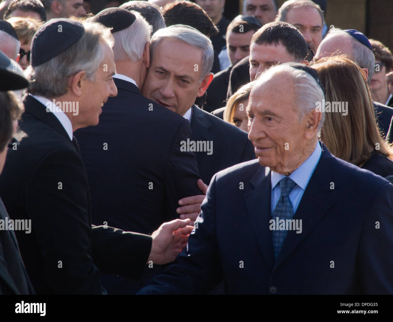 Israels Präsident Shimon Peres, schüttelt Hände mit ehemaligen britischen Premierminister Tony Blair (Vordergrund), während Premierminister Benjamin Netanyahu, US-Vizepräsident Joe Biden (Mitte) umfasst. Jerusalem, Israel. 13. Januar 2014.  Eine staatliche Gedenkfeier fand in der Knesset für ehemalige PM Ariel Sharon. Staatspräsident Peres, PM Netanyahu, Knesset Lautsprecher Edelstein, uns Vice President Biden und ehemalige britische PM Blair Lobreden geliefert. Sharon hat Samstag im Alter von 85 Jahren verstorben. Stockfoto