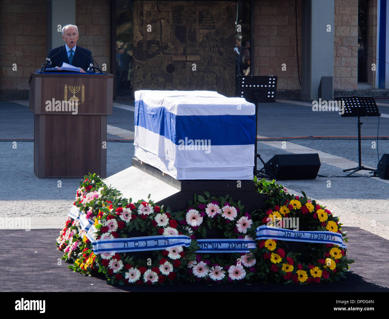 Israels Präsident Shimon Peres, liefert eine Lobrede für ehemalige Premierminister Ariel Sharon an der Knesset Plaza auf einer Zustand-Gedenkfeier. Jerusalem, Israel. 13. Januar 2014.  Eine staatliche Gedenkfeier fand in der Knesset für ehemalige PM Ariel Sharon. Staatspräsident Peres, PM Netanyahu, Knesset Lautsprecher Edelstein, uns Vice President Biden und ehemalige britische PM Blair Lobreden geliefert. Sharon hat Samstag im Alter von 85 Jahren verstorben. Stockfoto