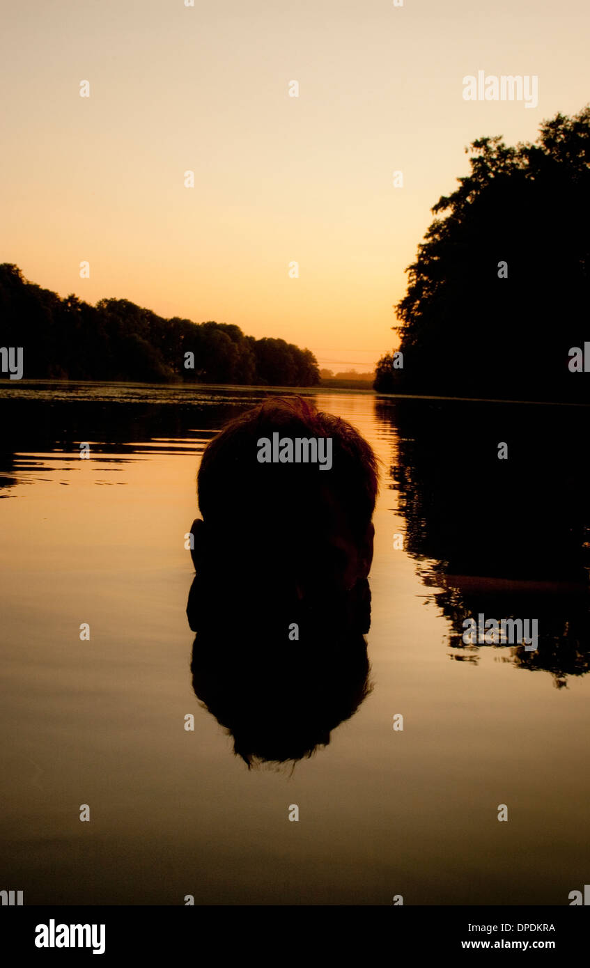 Männerkopf untergetaucht im Wasser, Berlin, Deutschland Stockfoto