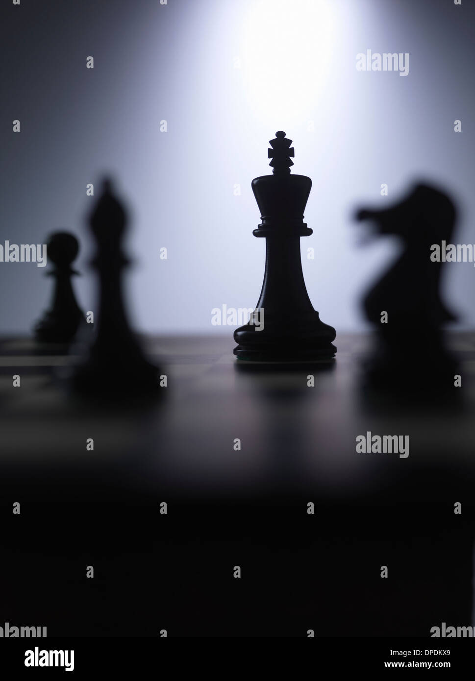Schachfiguren auf einem Brett zeigt König Stockfoto