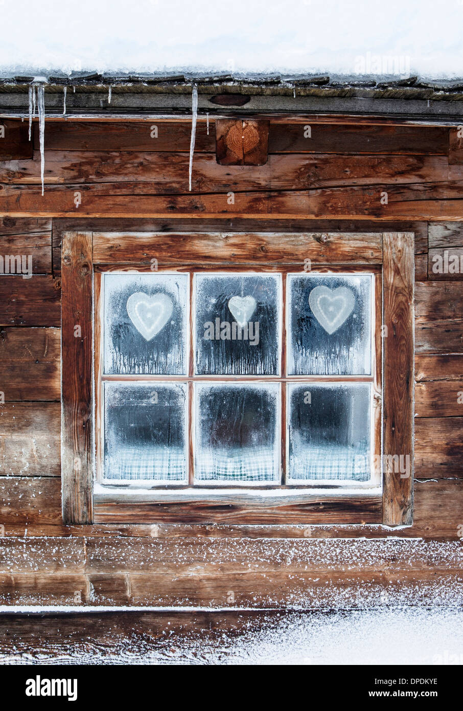 Herzen am Fenster der Blockhütte, Österreichische Alpen, Österreich Stockfoto