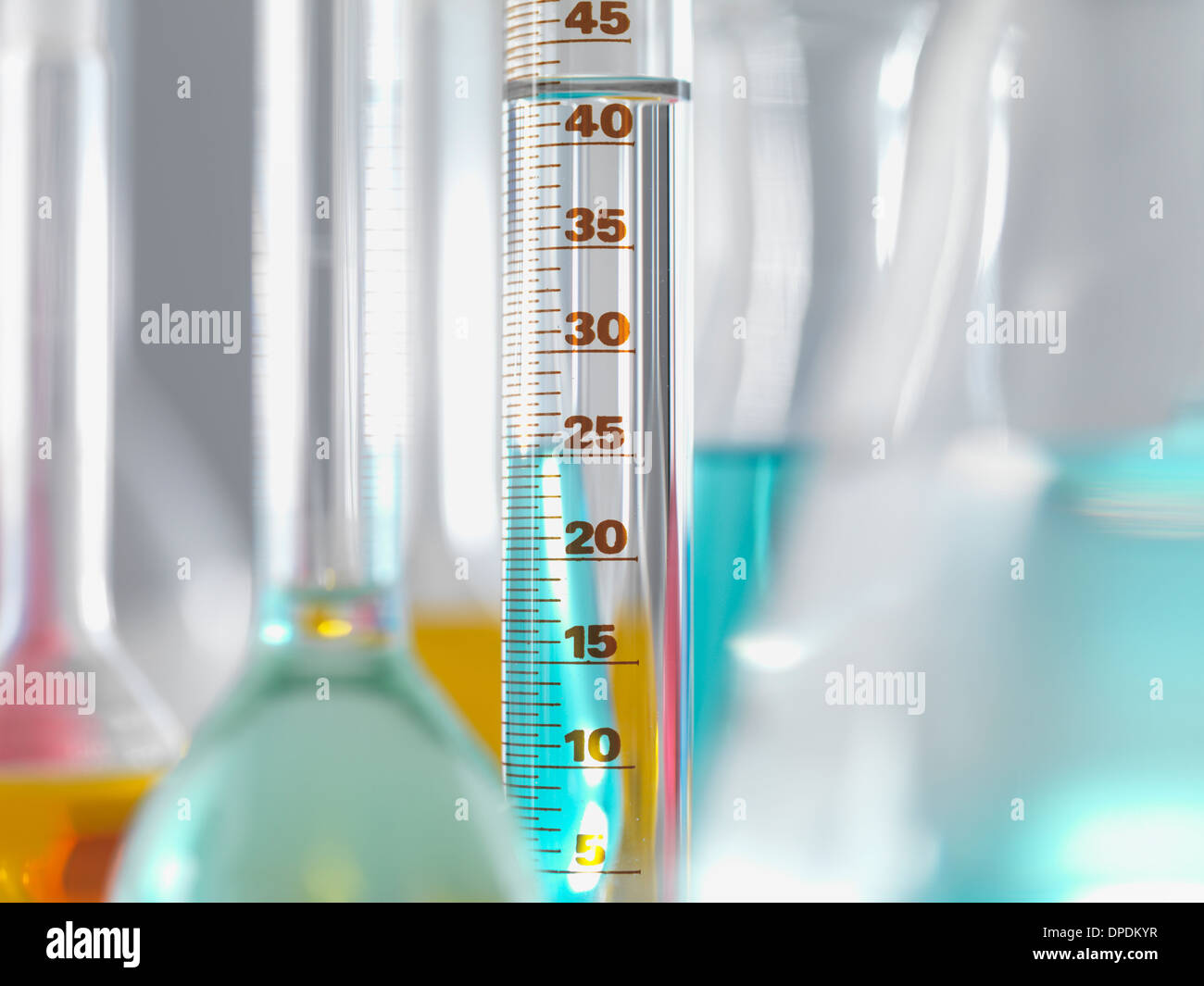 Laborglas in Labor, Mess-Kolben und Zylinder mit Chemikalien während experiment Stockfoto