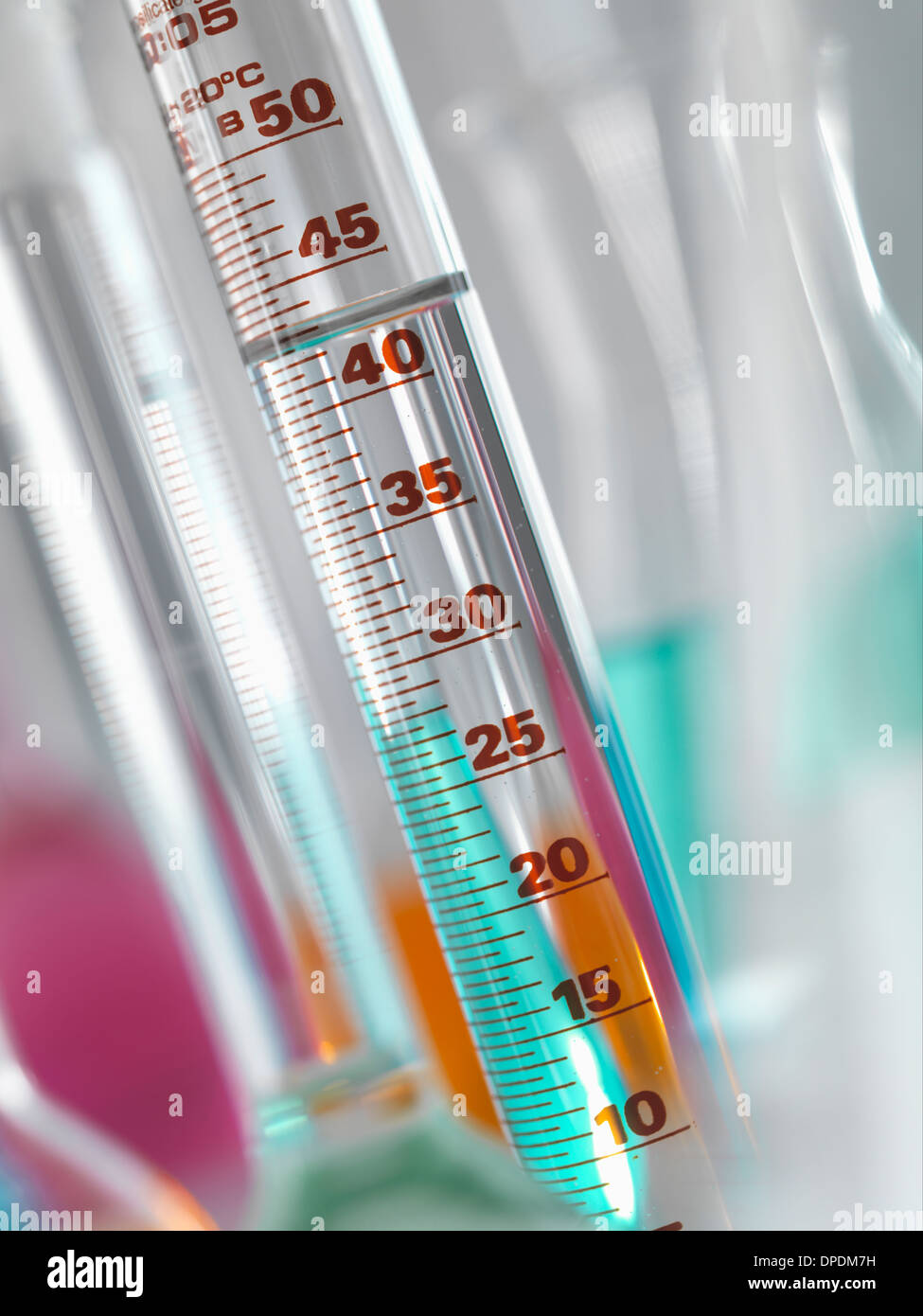 Laborglas in Labor, Mess-Kolben und Zylinder mit Chemikalien während experiment Stockfoto