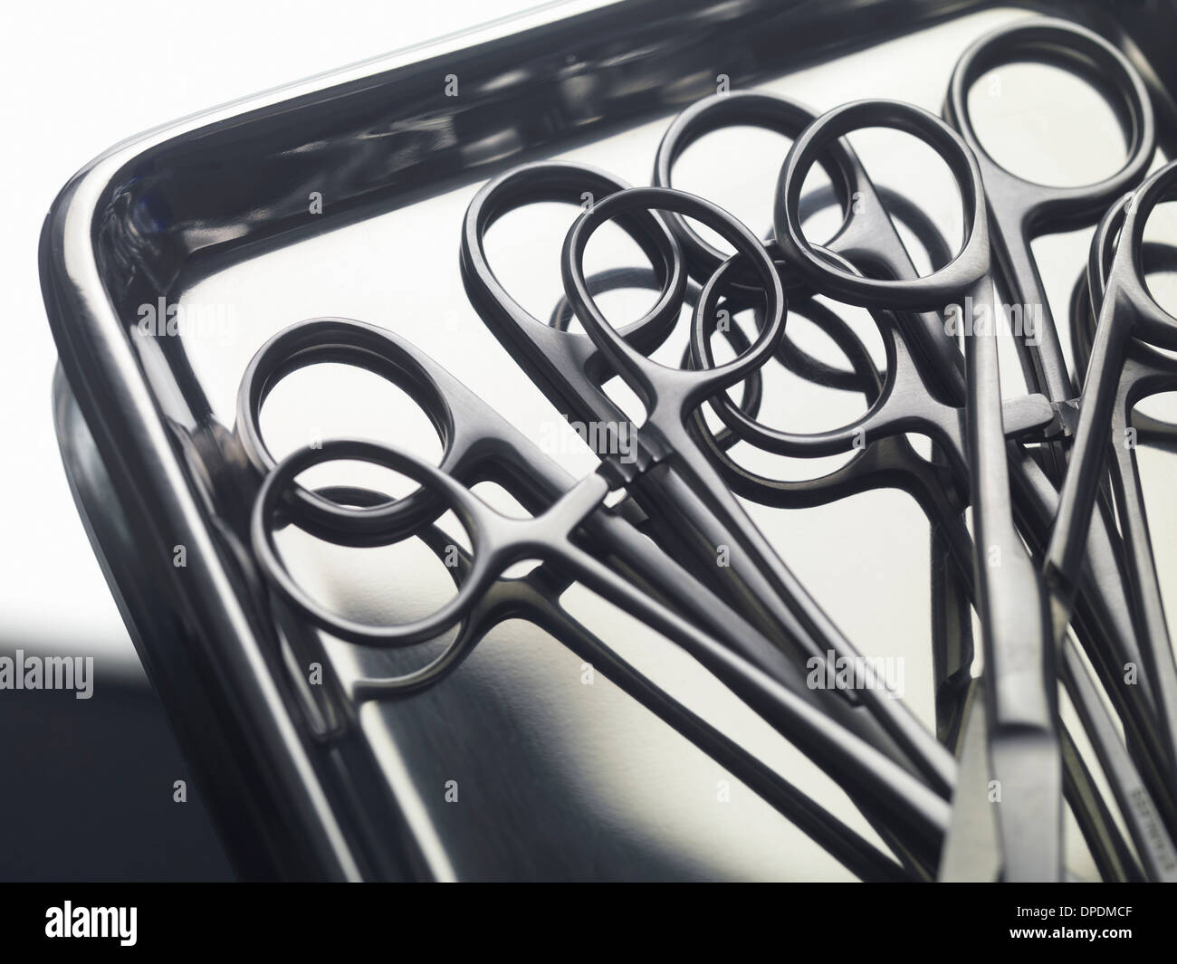 Chirurgische Instrumente auf einem Edelstahl-Tablett Stockfoto