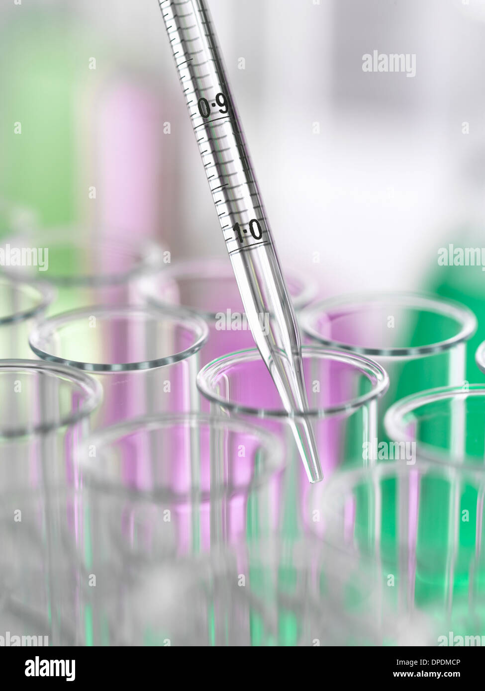 Eine abgestufte Pipette in Reagenzglas eingefügt werden Stockfoto