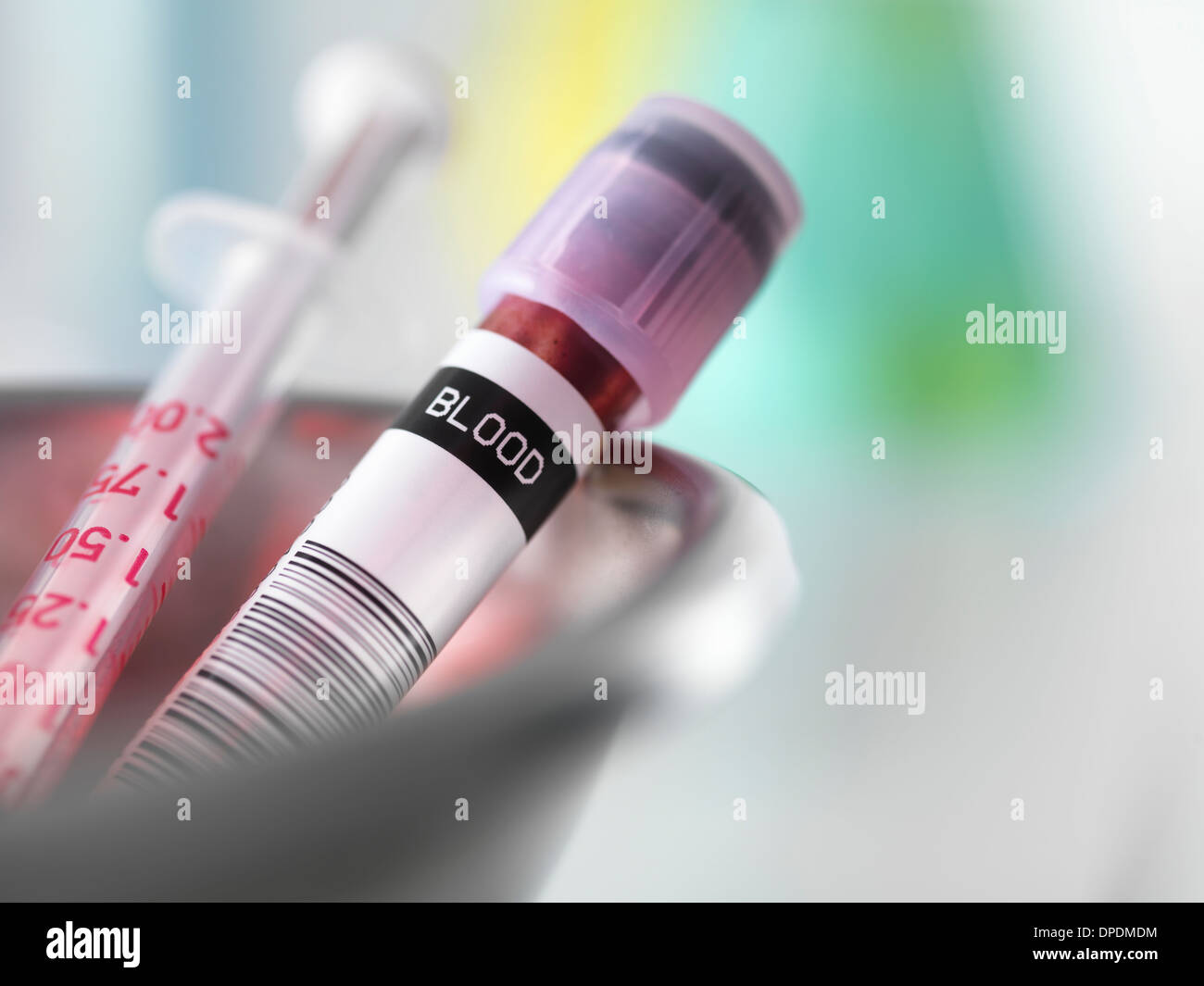 Blutprobe zur Analyse mit Nadel Stockfoto