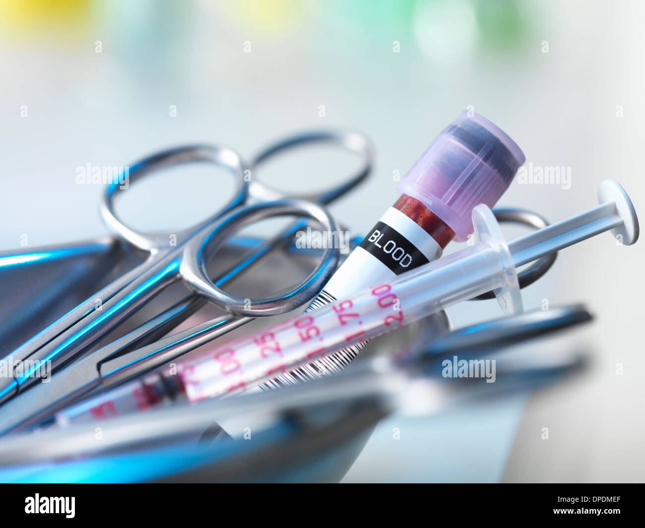 Tablett mit medizinischen Geräten und Blutprobe in Ärzte Chirurgie Stockfoto