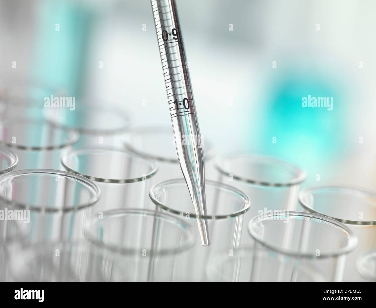 Eine abgestufte Pipette in Reagenzglas eingefügt werden Stockfoto