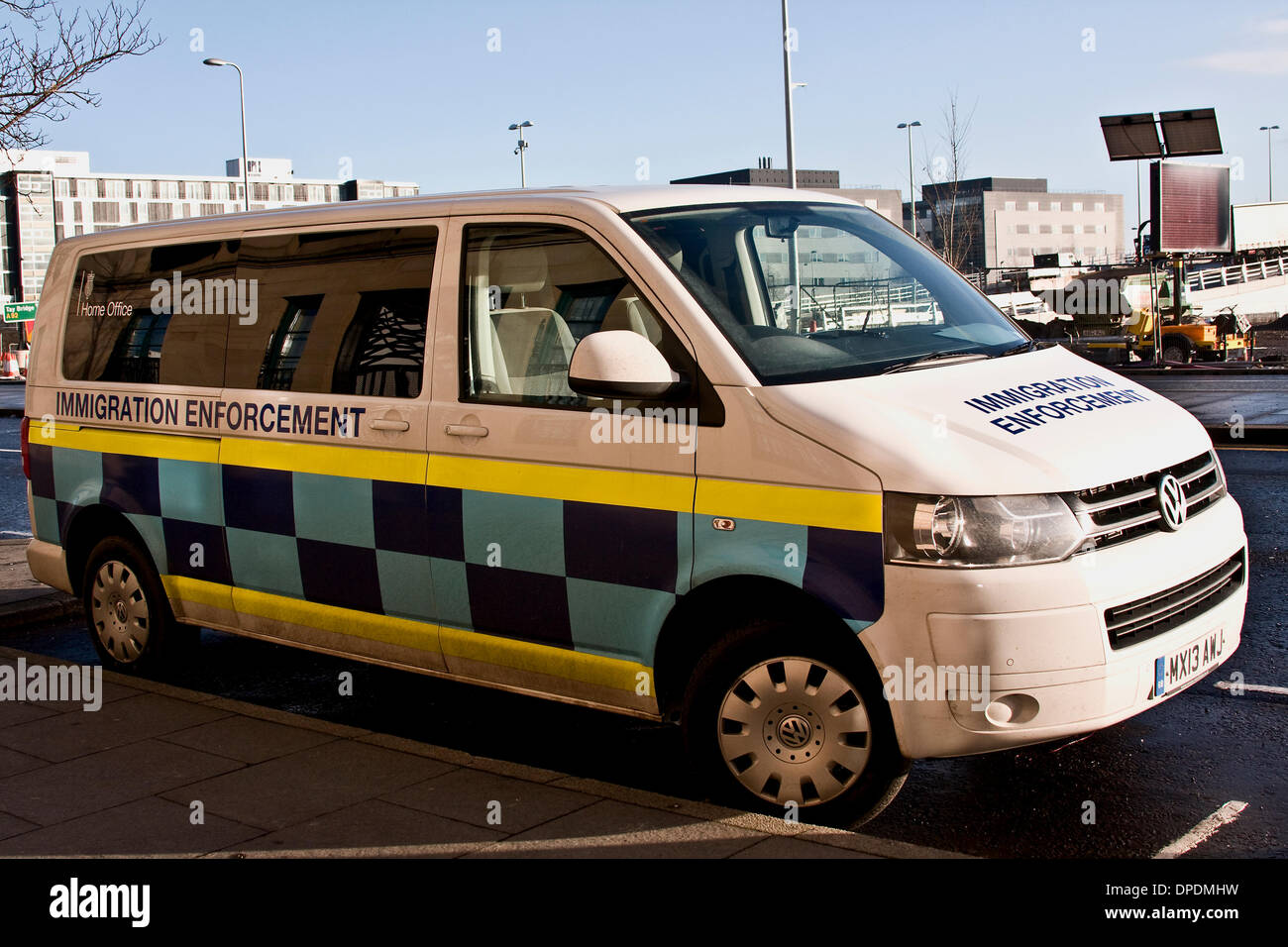 Dundee, Schottland, Vereinigtes Königreich. 13. Januar abgestellt 2014.Immigration Durchsetzung Fahrzeug entlang der Strandpromenade Entwicklung. Die Home Office Immigration Enforcement Team Schlag zu stoppen sham Hochzeiten in Dundee: "Acting on... "Alle von ihnen reisten von Manchester nach Dundee an diese versuchten Hochzeitszeremonien teilnehmen. Bildnachweis: Dundee Photographics / Alamy Live News Stockfoto