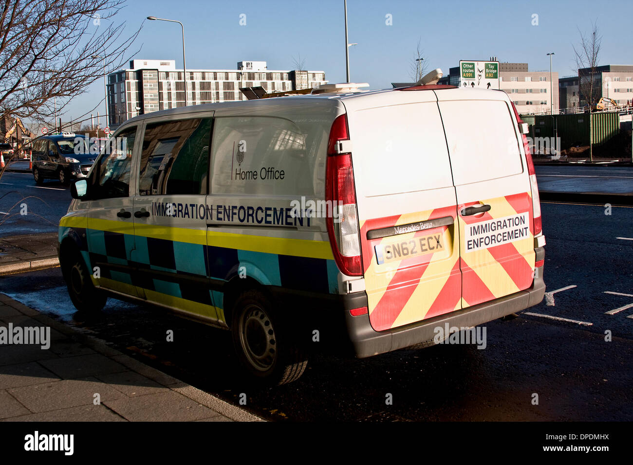 Dundee, Schottland, Vereinigtes Königreich. 13. Januar abgestellt 2014.Immigration Durchsetzung Fahrzeug entlang der Strandpromenade Entwicklung. Die Home Office Immigration Enforcement Team Schlag zu stoppen sham Hochzeiten in Dundee: "Acting on... "Alle von ihnen reisten von Manchester nach Dundee an diese versuchten Hochzeitszeremonien teilnehmen. Bildnachweis: Dundee Photographics / Alamy Live News Stockfoto