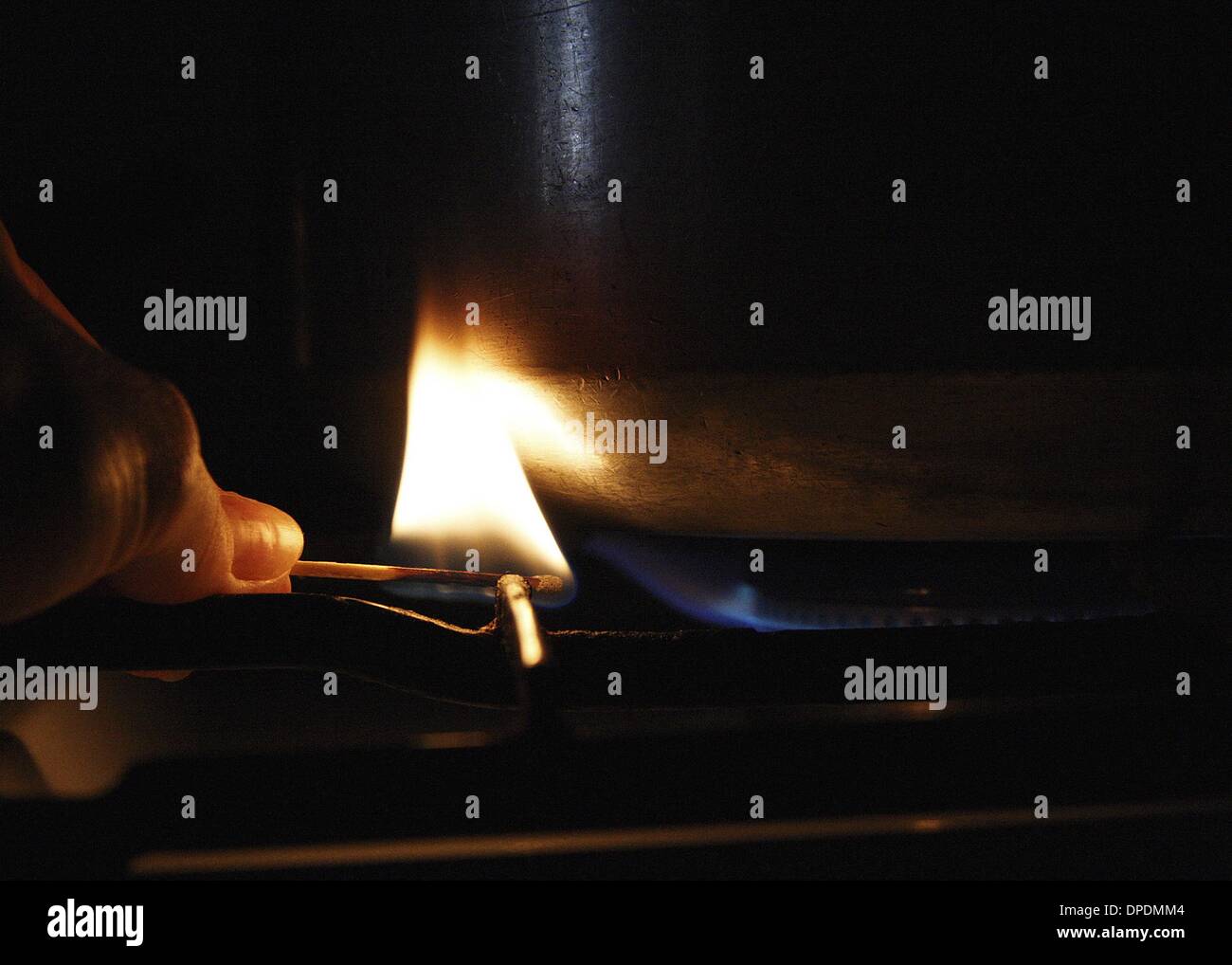 12. Oktober 2008 - SanlÌ¼Car De Barrameda, Cadiz, Spanien - Bild über eine Person, die Beleuchtung einer Gas-Küche. Imagen Sobre Una Persona Encendiendo un Gas de Cocina. (Kredit-Bild: © Elisabeth Buzon Alvarez/ZUMAPRESS.com) Stockfoto