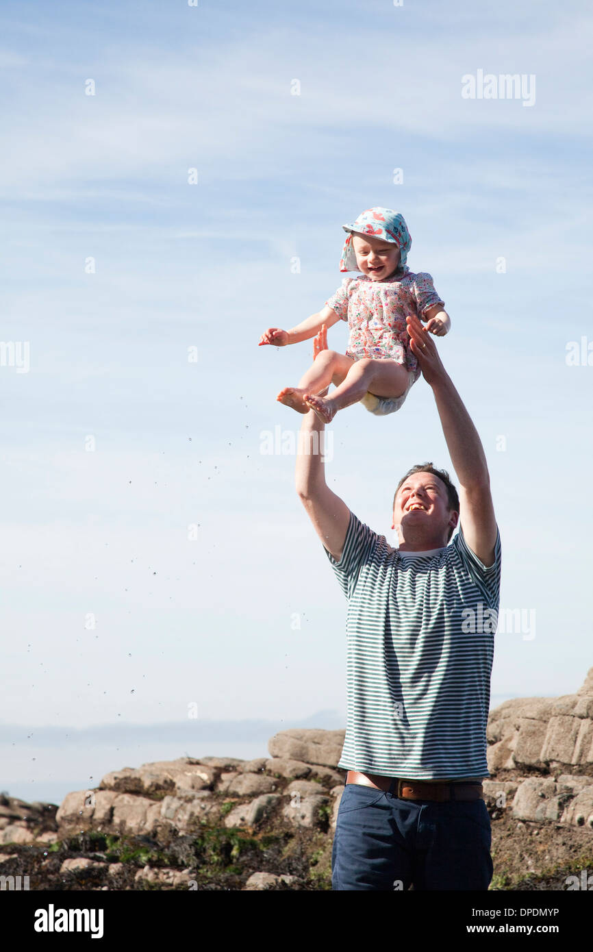 Vater Kind in Luft am Strand werfen Stockfoto, Bild 65455370 Alamy