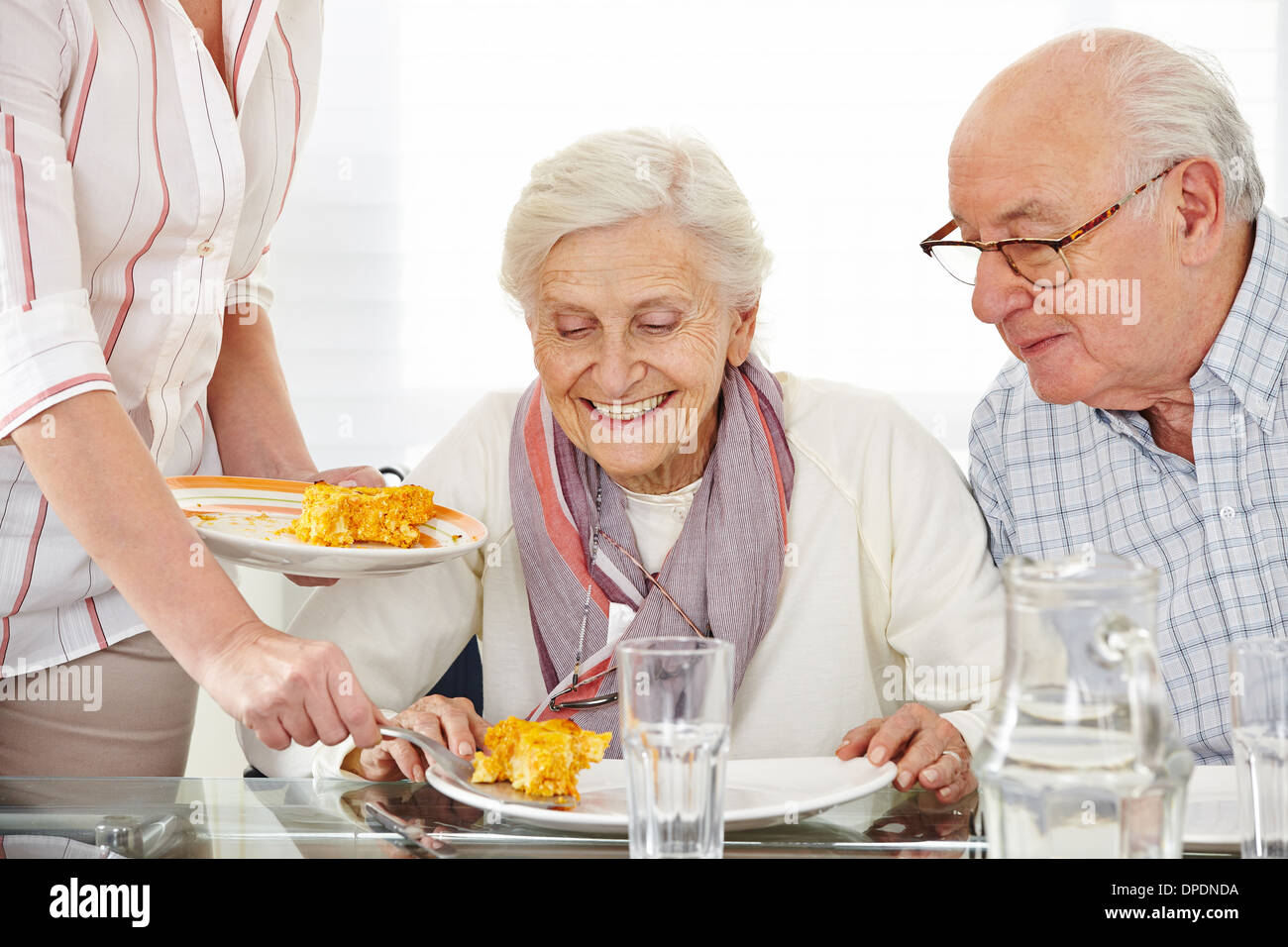 Seniorinnen und Senioren paar Essen Mittagessen im Pflegeheim Stockfoto
