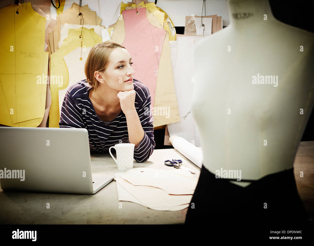 Näherin, arbeiten am Tisch Stockfoto