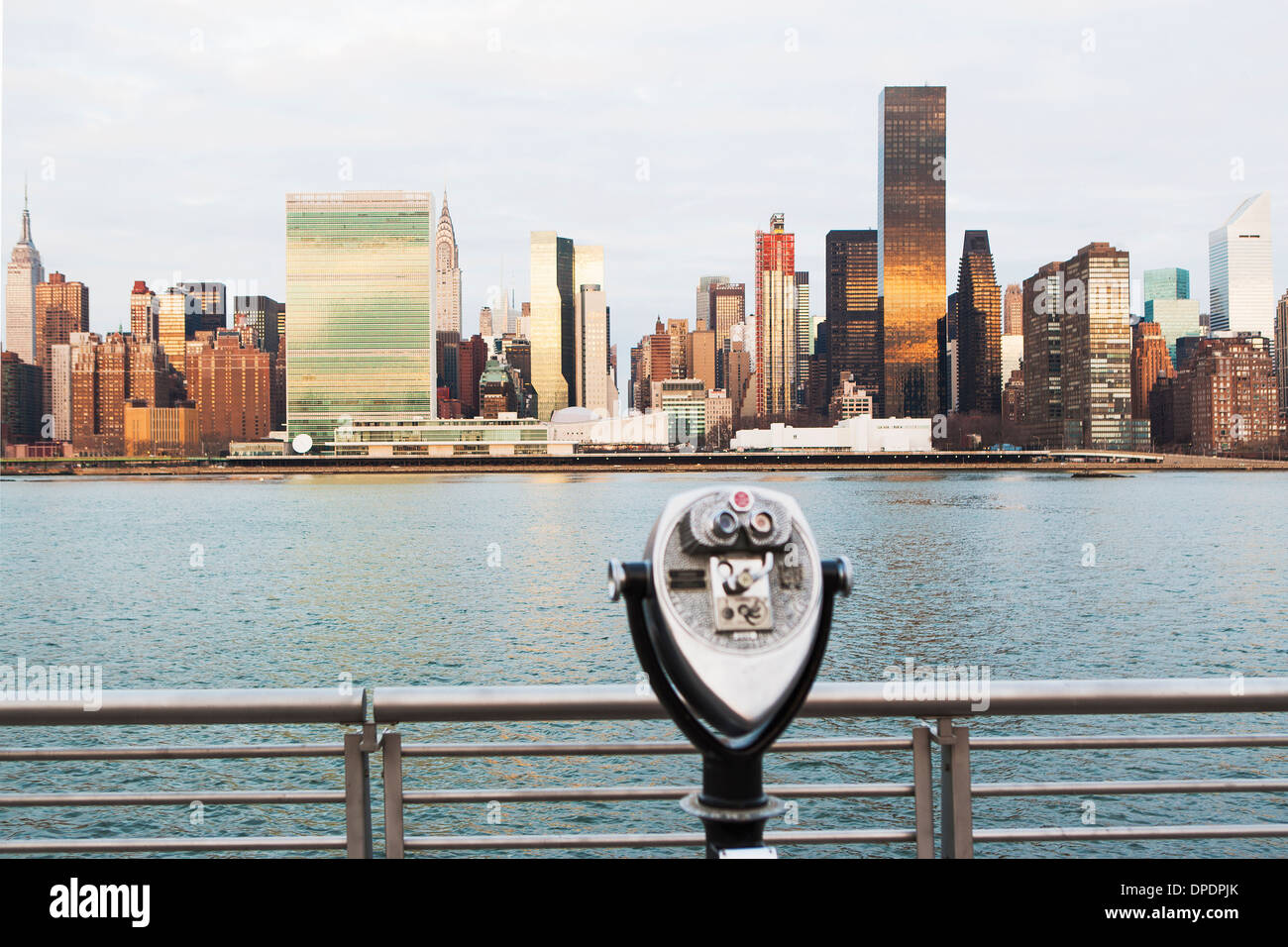Blick auf touristische Fernglas in Richtung East River und die Skyline von Manhattan, New York, USA Stockfoto