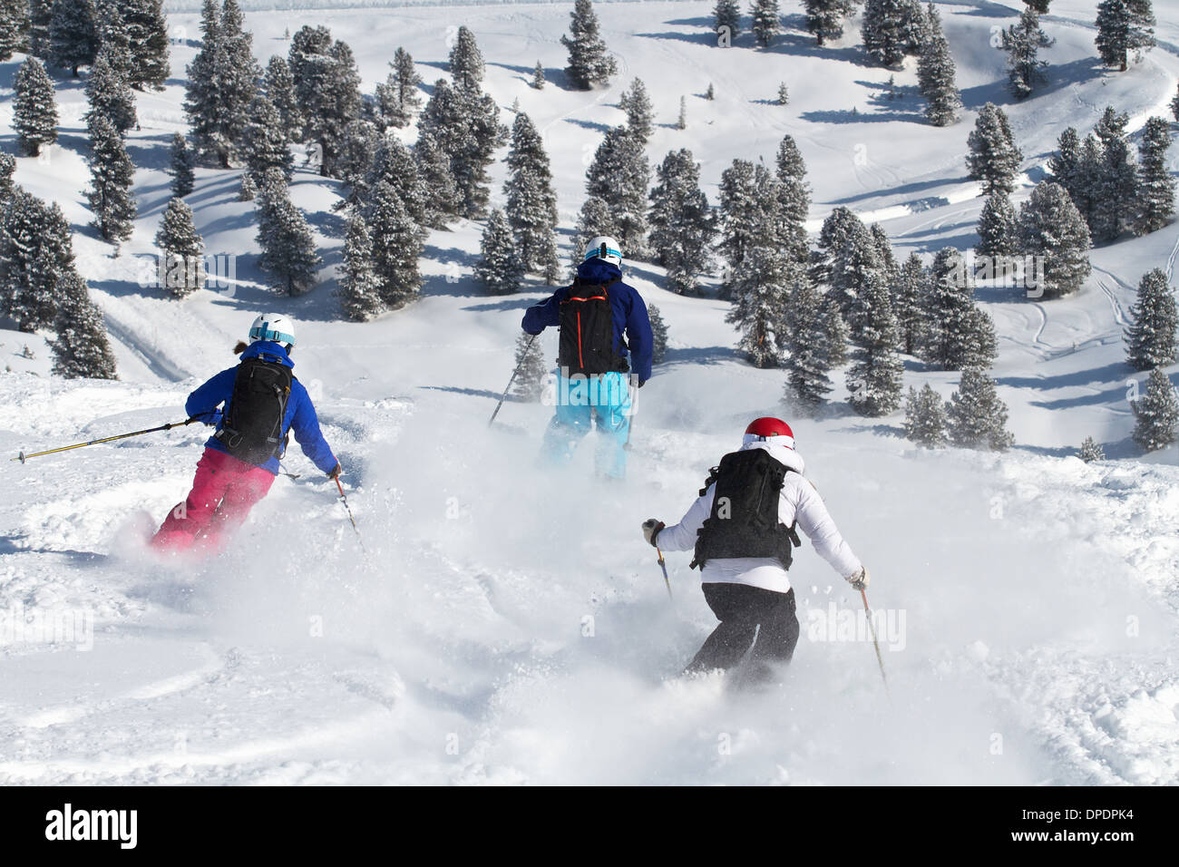 Gruppe von Freunden Skifahren im Pulverschnee in Kühtai, Österreich