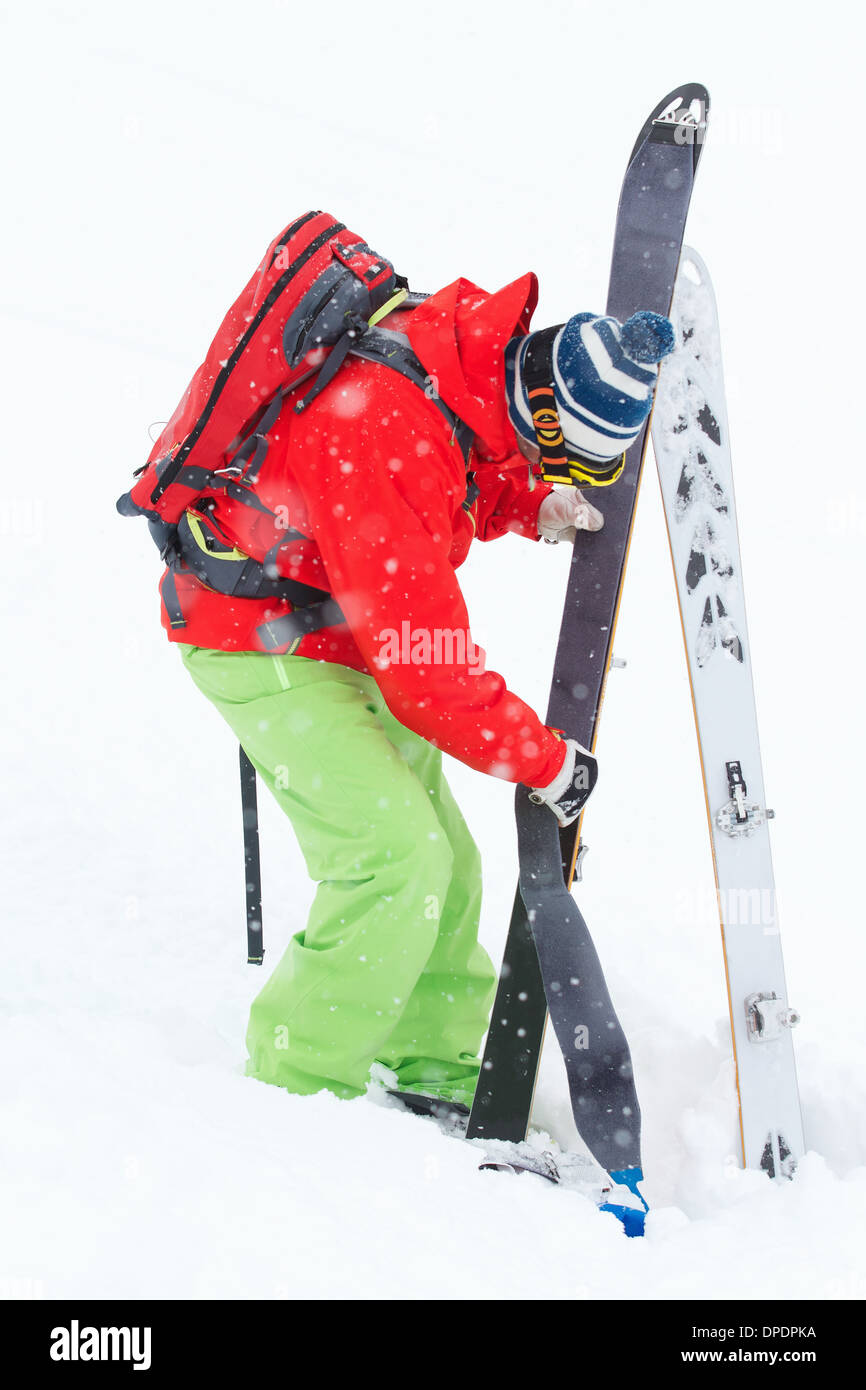 Mann, der auf Skins für Skitouren, Kühtai, Tirol, Österreich Stockfoto