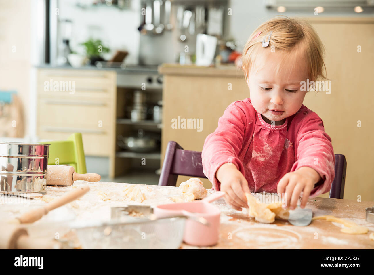 Babymädchen in Küche Backen Stockfoto