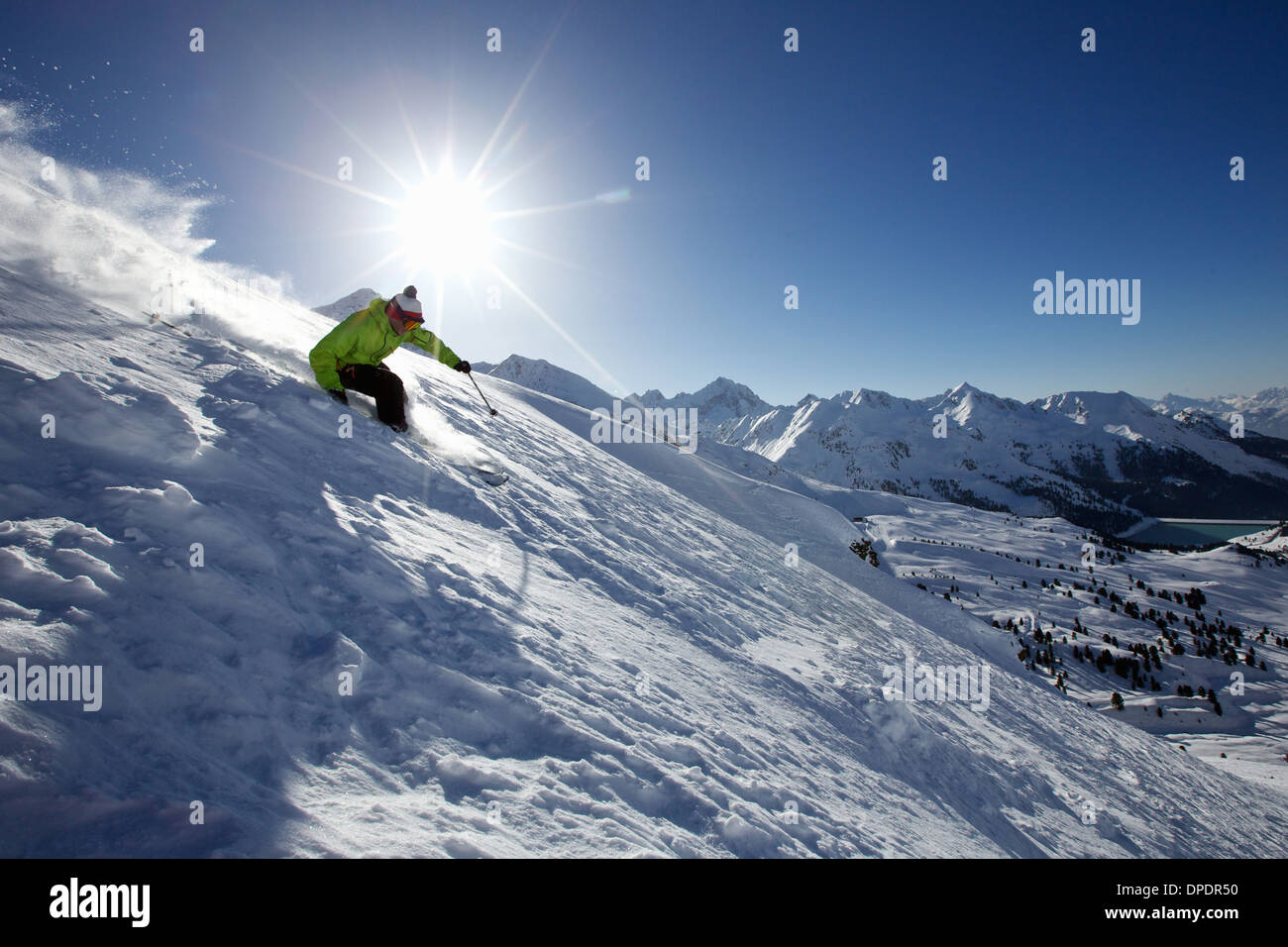 Mann Skifahren abseits der Piste in Kühtai, Tirol, Österreich Stockfoto